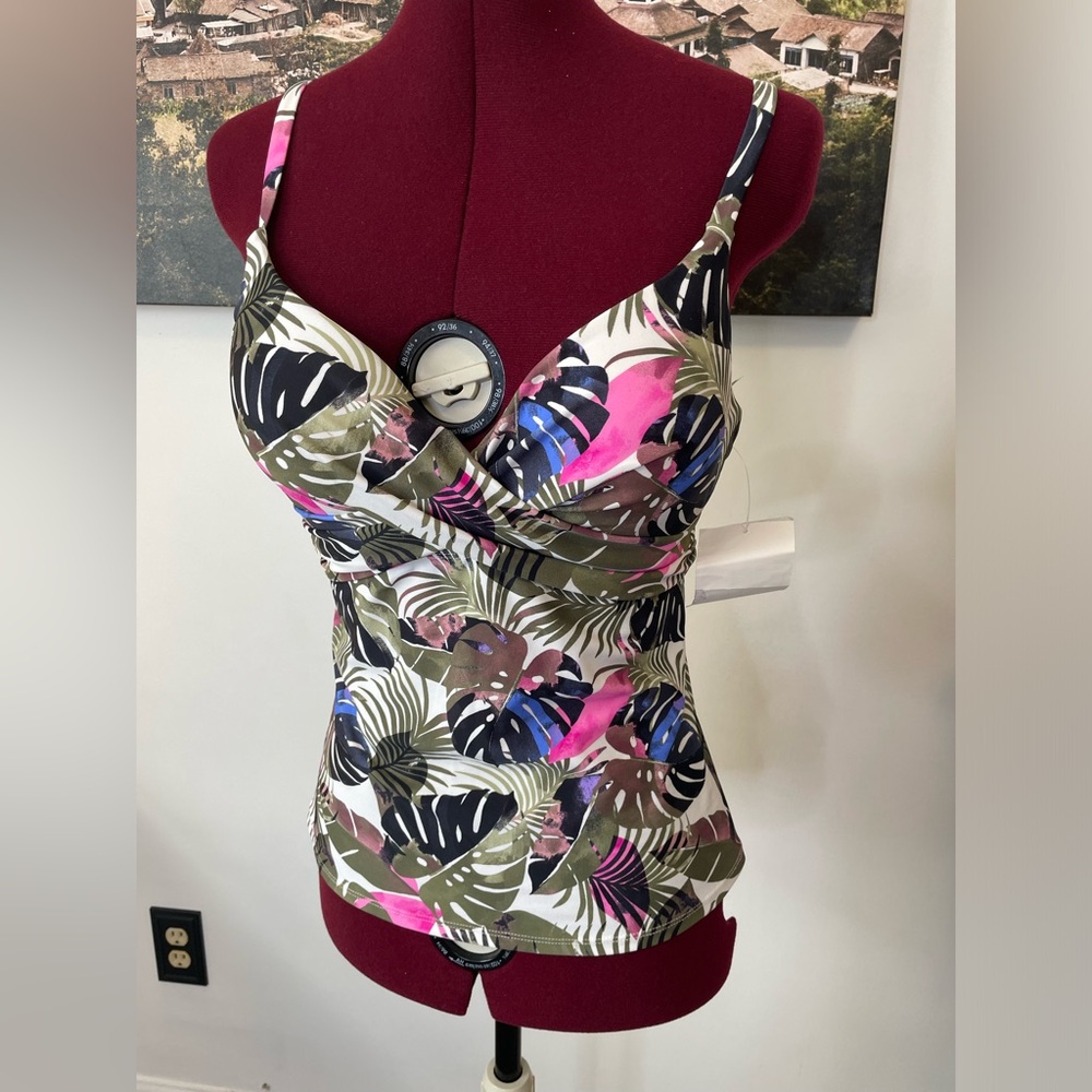 Island Escape size 6 Tankini top